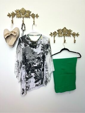 Black & White Floral Sheer Top with Belle sleeves L ptp 22” l 33” longest part
